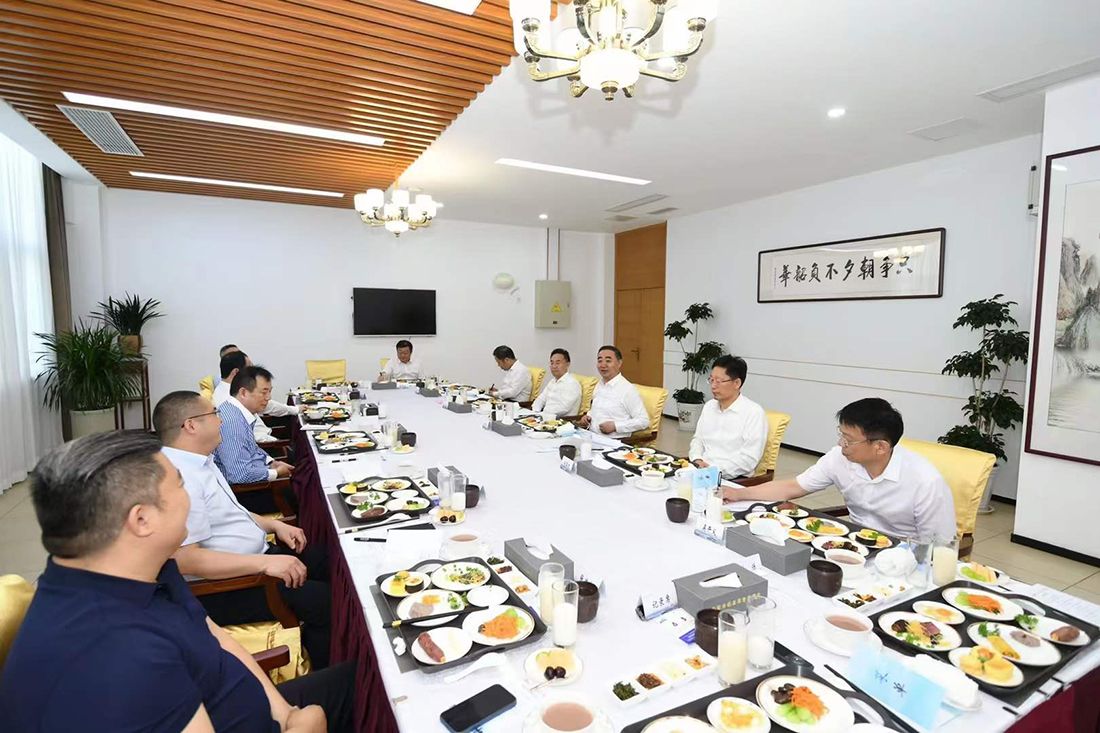 豪家管業(yè)董事長張德龍參加阜陽市“企業(yè)家早餐會”